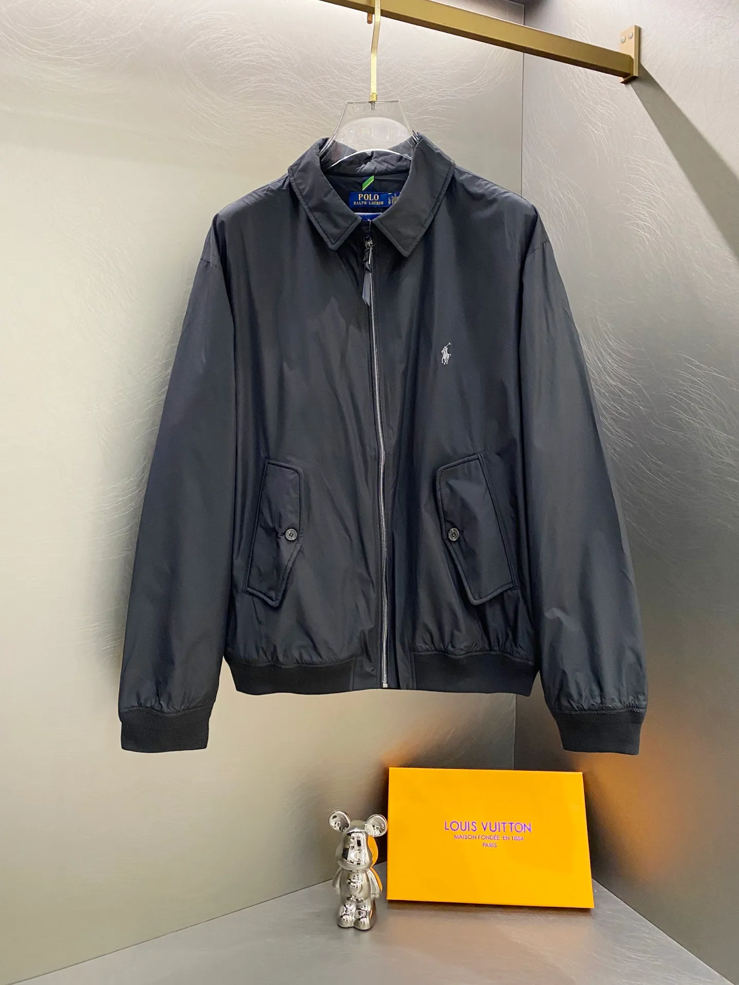 P370 Ralph Lauren classic solid color LOGO embroidered jacket. Original customer-supplied high-quality fabric. Ingredients: 100% T. Added three-proof technology. Windproof, waterproof and anti-fouling. The fabric is added with glue technology. The fabric surface is smooth, crisp and stylish. This style of clothing seems simple and unremarkable, but the workmanship is complex. There are many details. The small lanyard design of the inner pocket also achieves the same details as the original version. The hem and cuff threads are imported high-density high-speed threading machine. The overall tightness and style The pony embroidery on the chest is embroidered with an imported Behringer embroidery machine. The smaller the pattern, the smaller the pattern. It seems simple but is actually complicated! The ropes of the pony, the sticks and the contours of the horse all like the configuration of the embroidery machine. They are simple but not simple. They are made by foreign trade factories. The pockets are opened using a professional template machine. Small details such as threads are manually marked to ensure delivery quality that is unmatched by small workshops. Full clothing accessories and hardware, molded LOGO zipper pullers and horn buckle side LOGOs all require extremely high molds to achieve the effect. The leather head of the zipper puller is made of imported cowhide, which is soft and durable. Color: black (gray embroidery, black slider), dark blue (khaki embroidery, khaki slider)